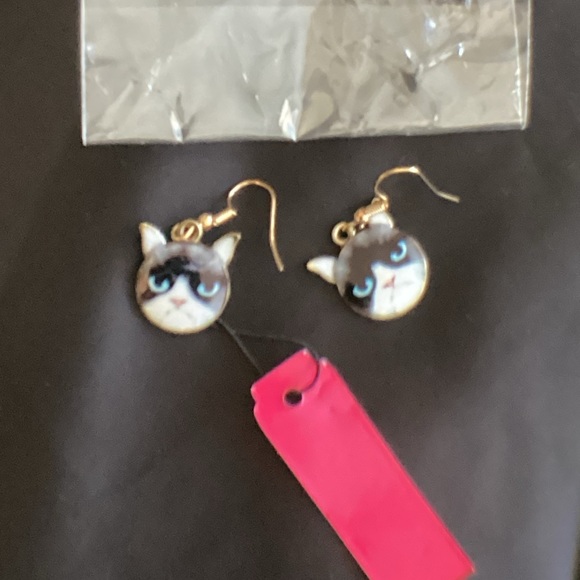 Grumpy cat charm earrings - Picture 2 of 2